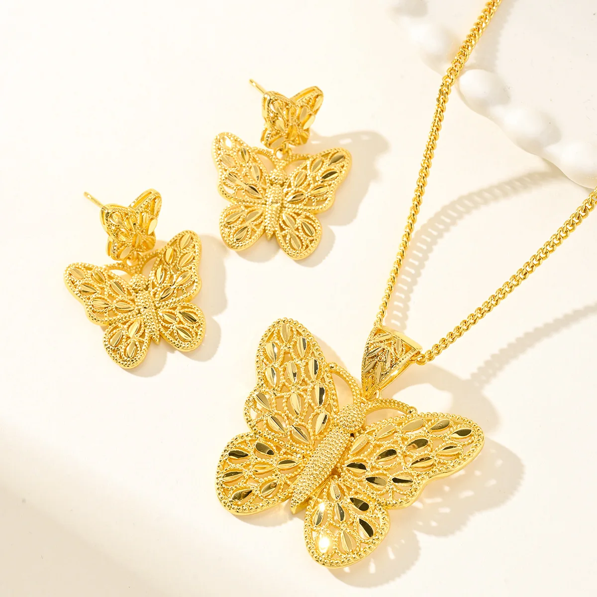 Huixing cross-border wholesale golden butterfly hollow jewelry set retro filigree necklace earrings source factory export