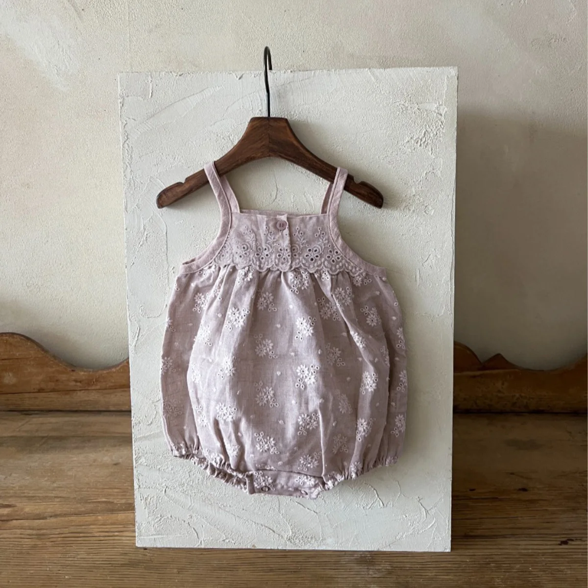 

2025 Summer New Baby Girl Sleeveless Sling Bodysuit Vintage Flower Embroidery Infant Girl Jumpsuit Newborn Princess Clothes