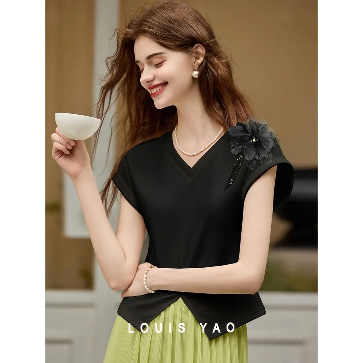 

LOUIS YAO New Elegant V-neck Tees 2025 Summer New Slim Tops Three-dimensional Flowers Short-sleeved Women's T-shirt