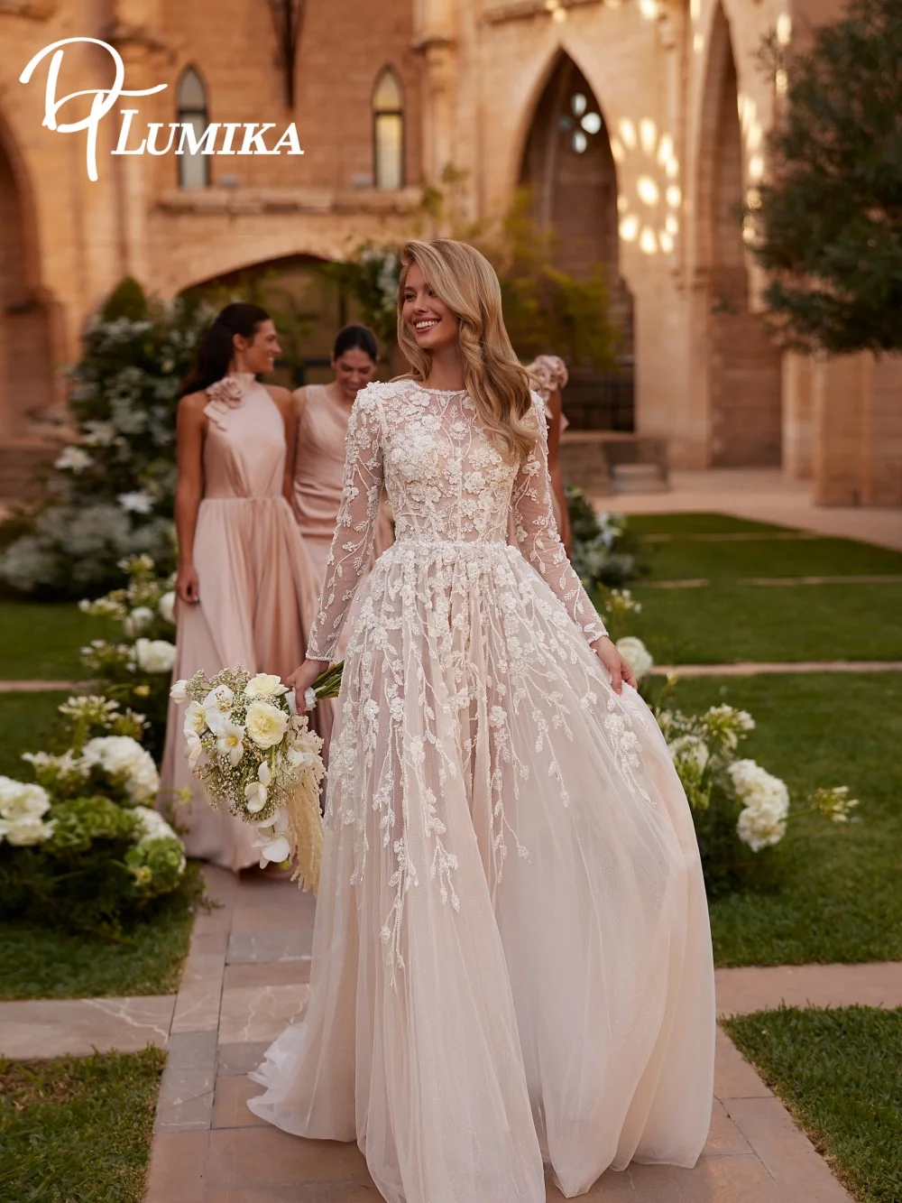 

Trendy Long-Sleeved Wedding Dress 2026 Elegant Appliqué Lawn Bridal Gown Romantic Lace Appliqué Floor-Length Dress Customized