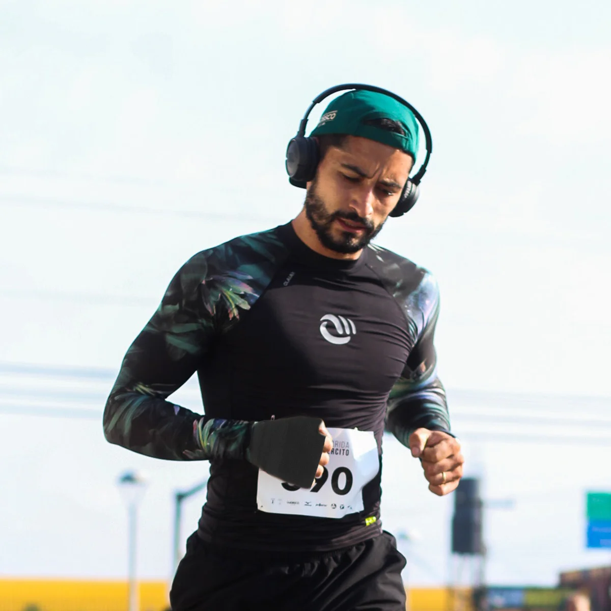 

2Pairs Breathable Sports Wrist Support Gloves Black Elastic Wrist Protector Thumb Hole Universal Size M Durable for Yoga Jogging