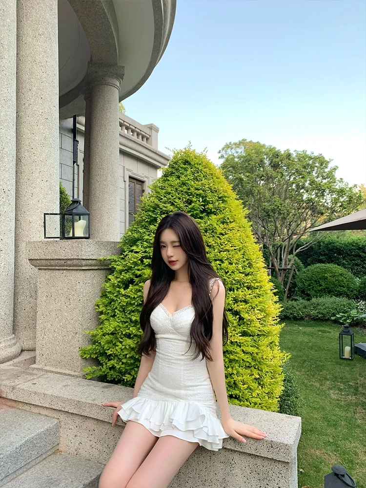 

Летний модный комплект Good Morning Fan Fan: белый топ с широкими бретелями и длинная юбка/шорты