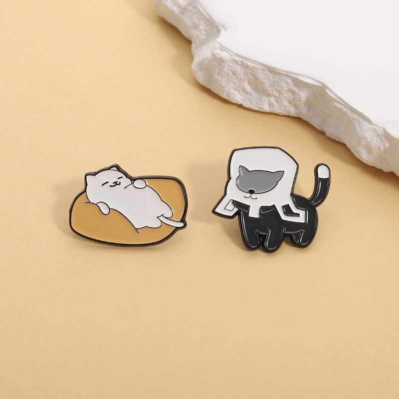 Cuty Cats Enamel Pins Hide and Seek Lazy Kitten in Sofa Brooches Lapel Badges Clothes Cartoon Animal Jewelry Gift for Friends