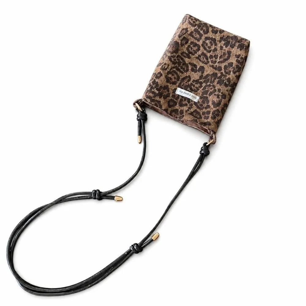 Fashionable Leopard Print Canvas Phone Bag Adjustable Strap Magnetic Snap Closure Phone Pouch Soft Mini Messenger Bag Women