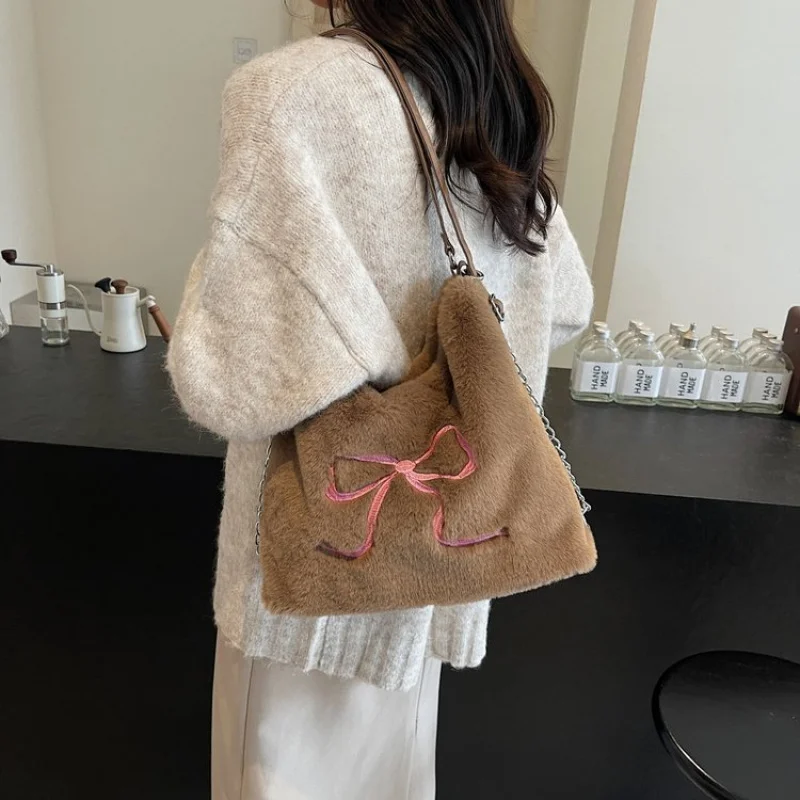 

Luxury Women's Crossbody-Bag Crafted From Rich Leather Featuring Classic Paris Inspired And Casual Vintage Look​