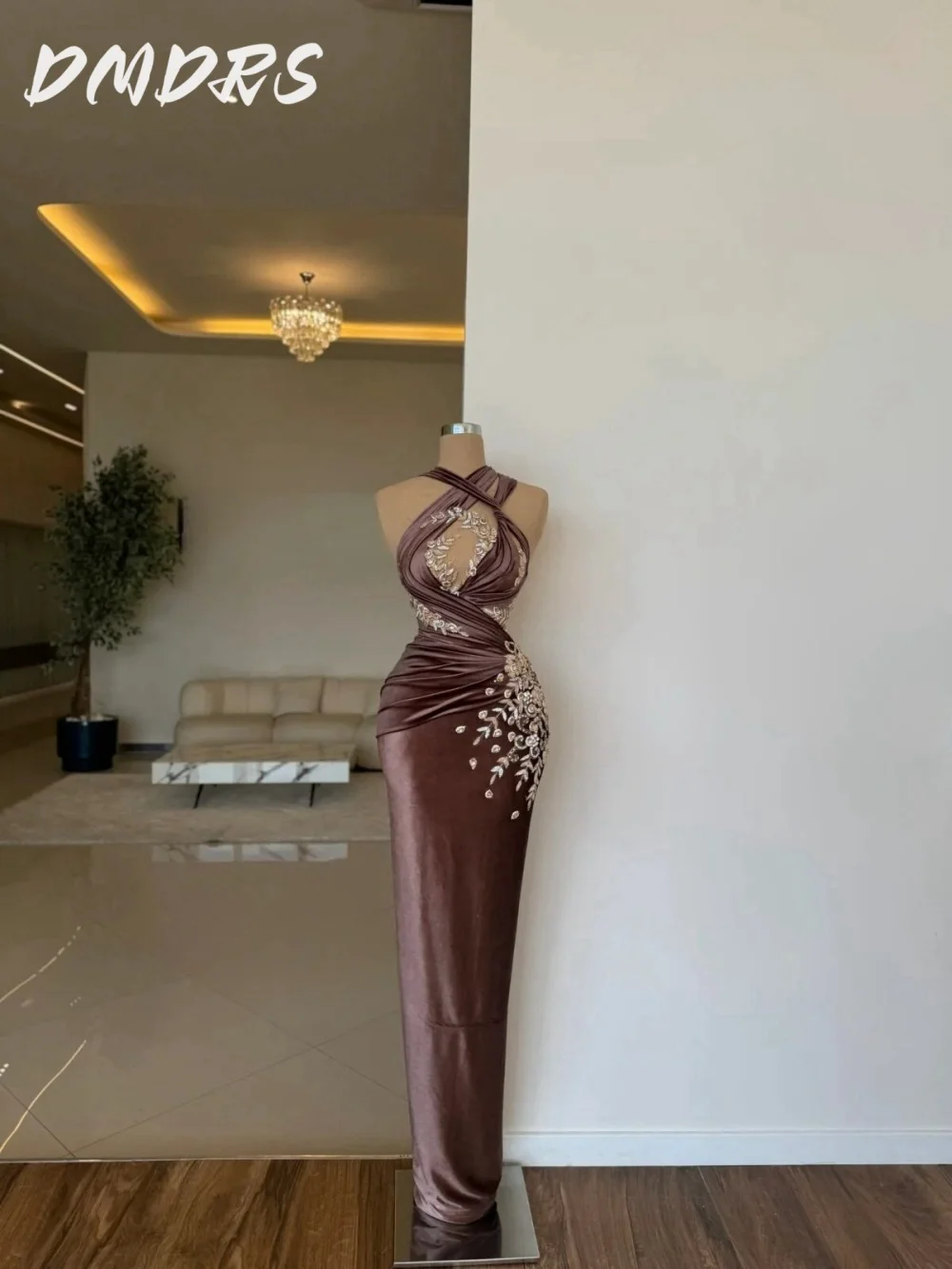 

Formal Sleeveless Prom Dress 2025 Elegant Crystal Evening Dress Stylish A Line Halter Sequin Floor Length Gown Customized