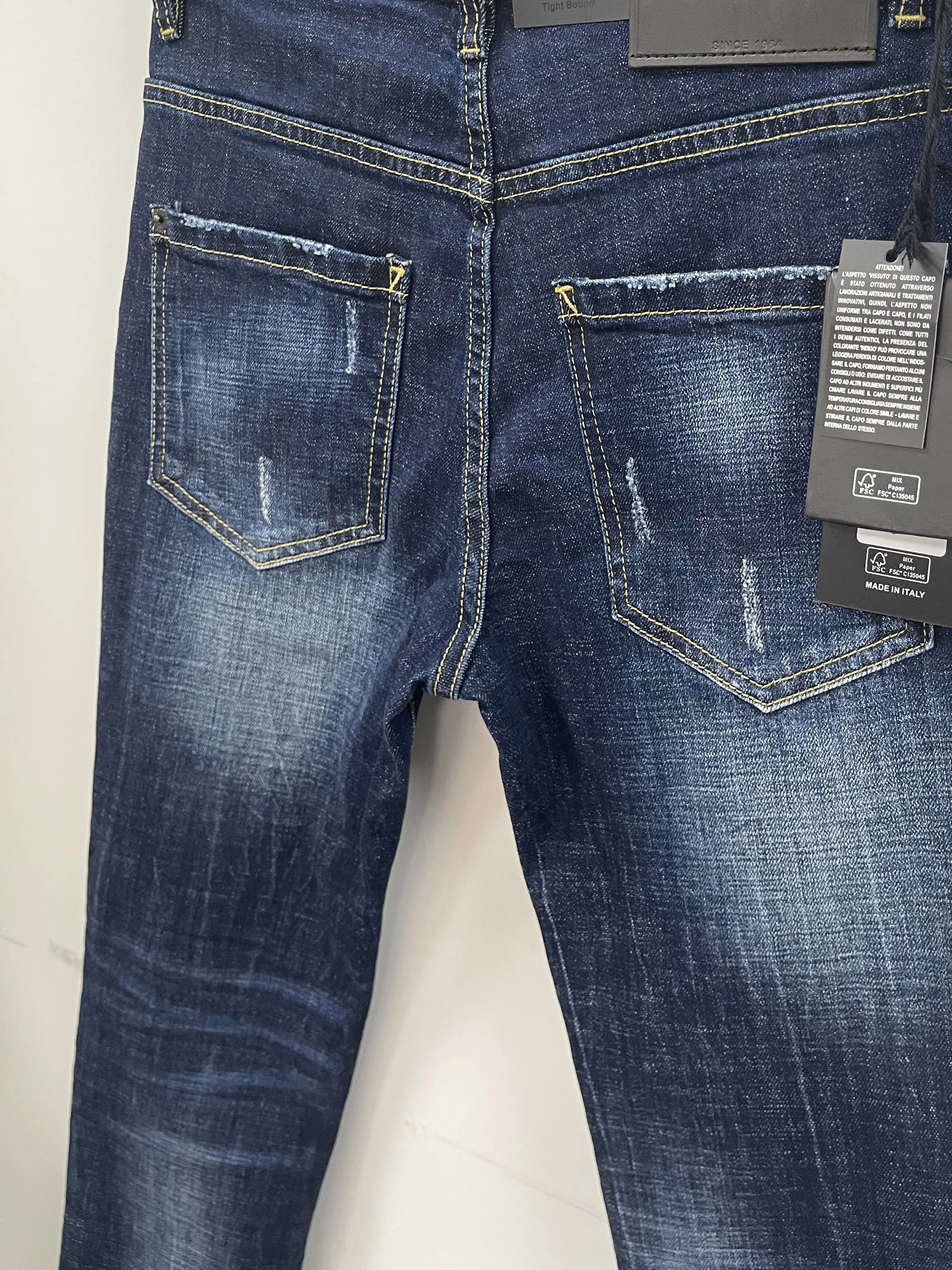 2024 New D2 Jeans for Men's Fashion, Slimming, Minimally Designed, Scratched, Patched, Painted, Micro Elastic, Small Leg Pants