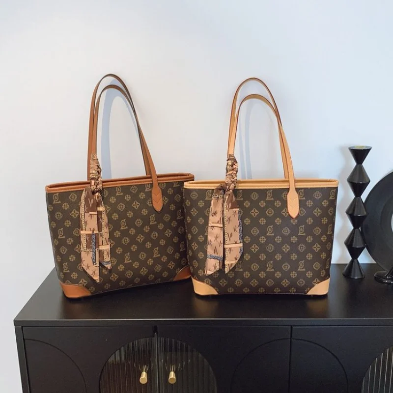 

Модная женская сумка из искусственной кожи премиум-класса в стиле Парижа и повседневный пригородный вид ​