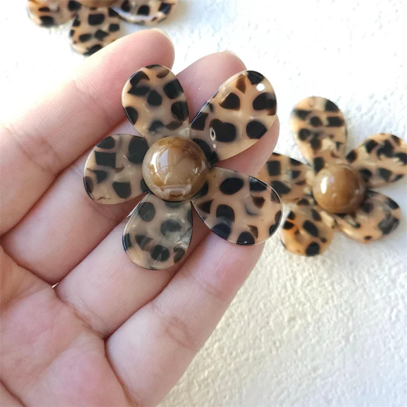 새로 도착한 30 개/몫 컬러 레오파드 패턴 인쇄 만화 꽃 모양 아크릴 비즈 diy 쥬얼리 의류 헤어 액세서리
