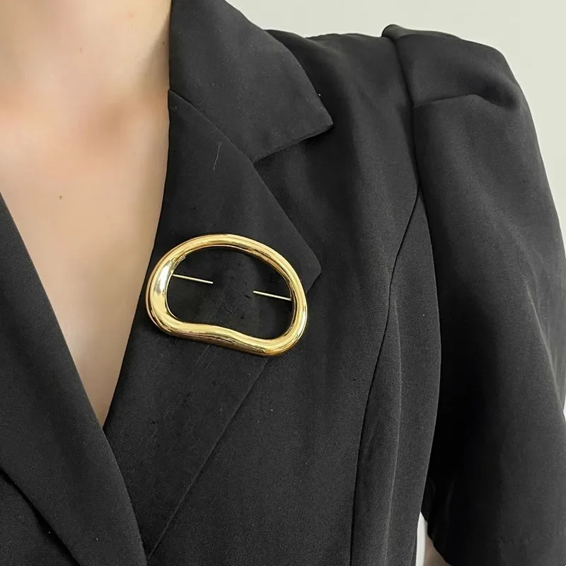 

Vintage Hollow Metal Geometric Smooth Brooch for Women Exquisite Fashion Suit Corsage Pin Party Jewelry Accessories