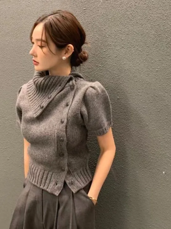سترة محبوكة أنيقة بياقة عالية للخريف والشتاء، تصميم نحيف عصري للنساء مع أزرار غير متماثلة، مناسبة للعمل