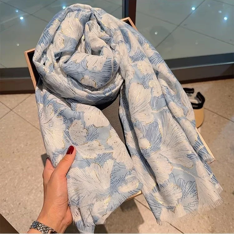 lenco-de-seda-azul-claro-com-design-de-folha-de-ginkgo-e-bordado-dourado-estilo-fino-em-algodao-e-linho-para-viagem-praia-e-protecao-solar