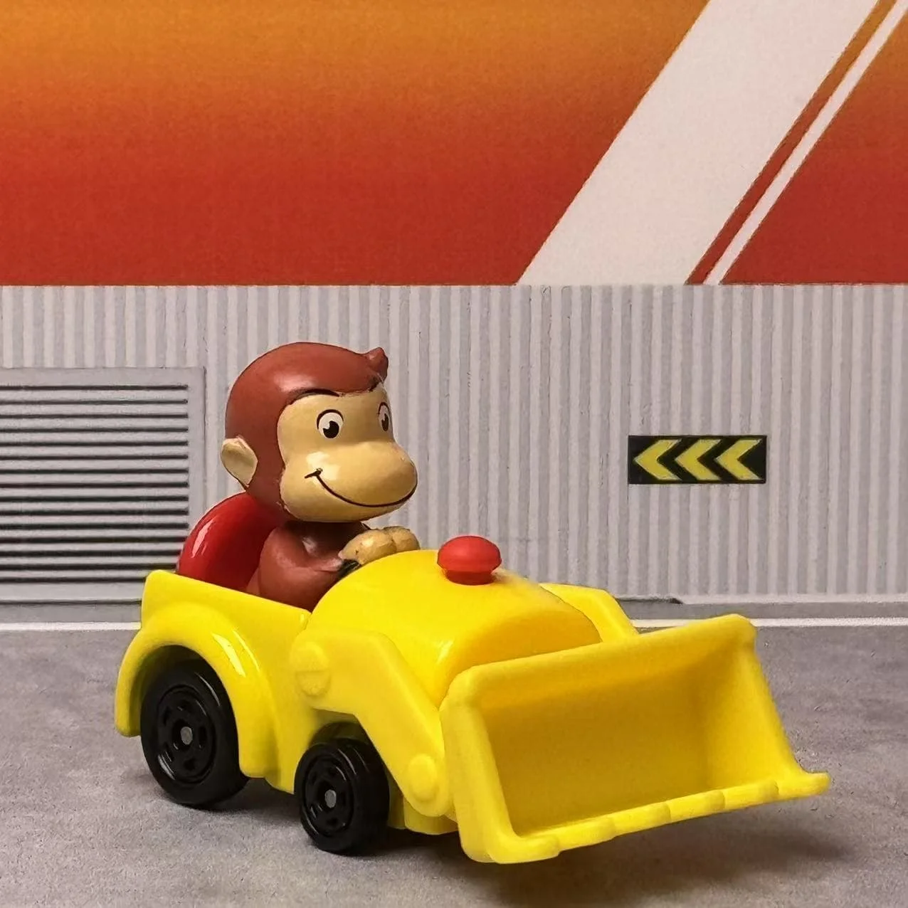 TAKARA TOMY Dream Tomica NO.162 SP CURIOUS GEORGE Excavator Bus