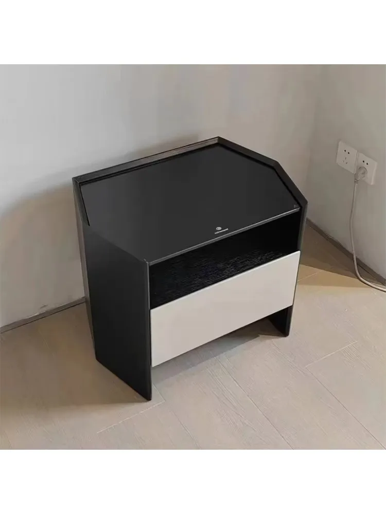 طاولة غرفة ذكية حديثة وبسيطة، وطاولة بجانب السرير خشبية، وطاولة بجانب السرير مع أدراج