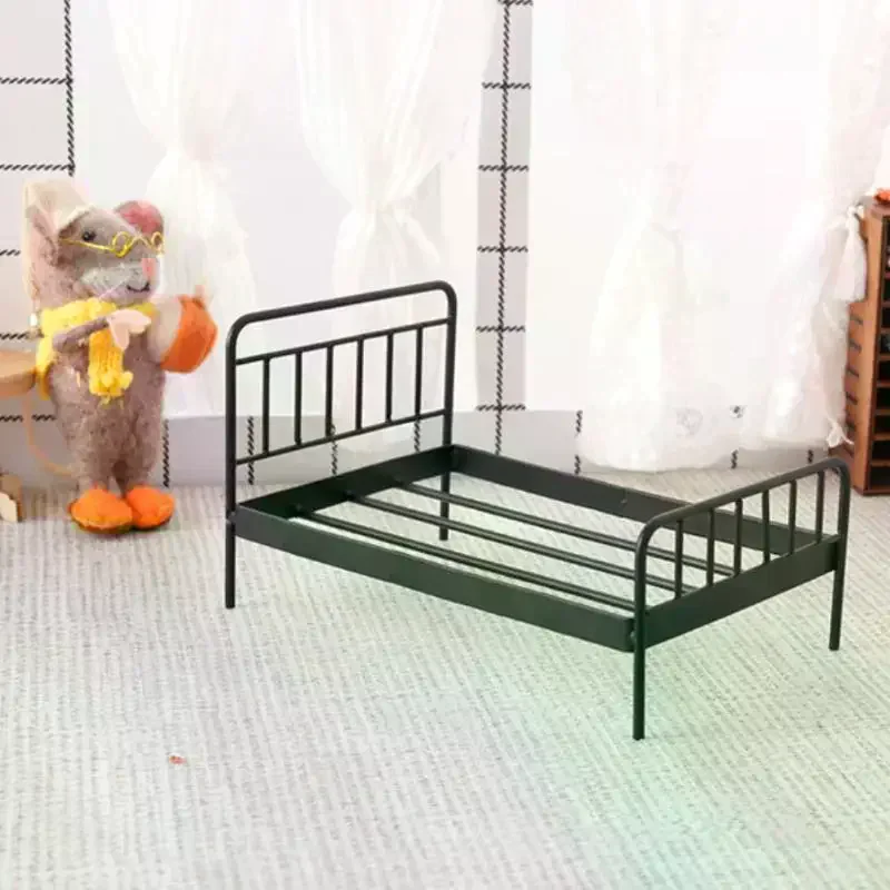 1 個 1:12 ドールハウスミニチュア鉄人形ベッドモデルミニ人形家具シミュレーションベッド寝室 DIY アクセサリーおもちゃ