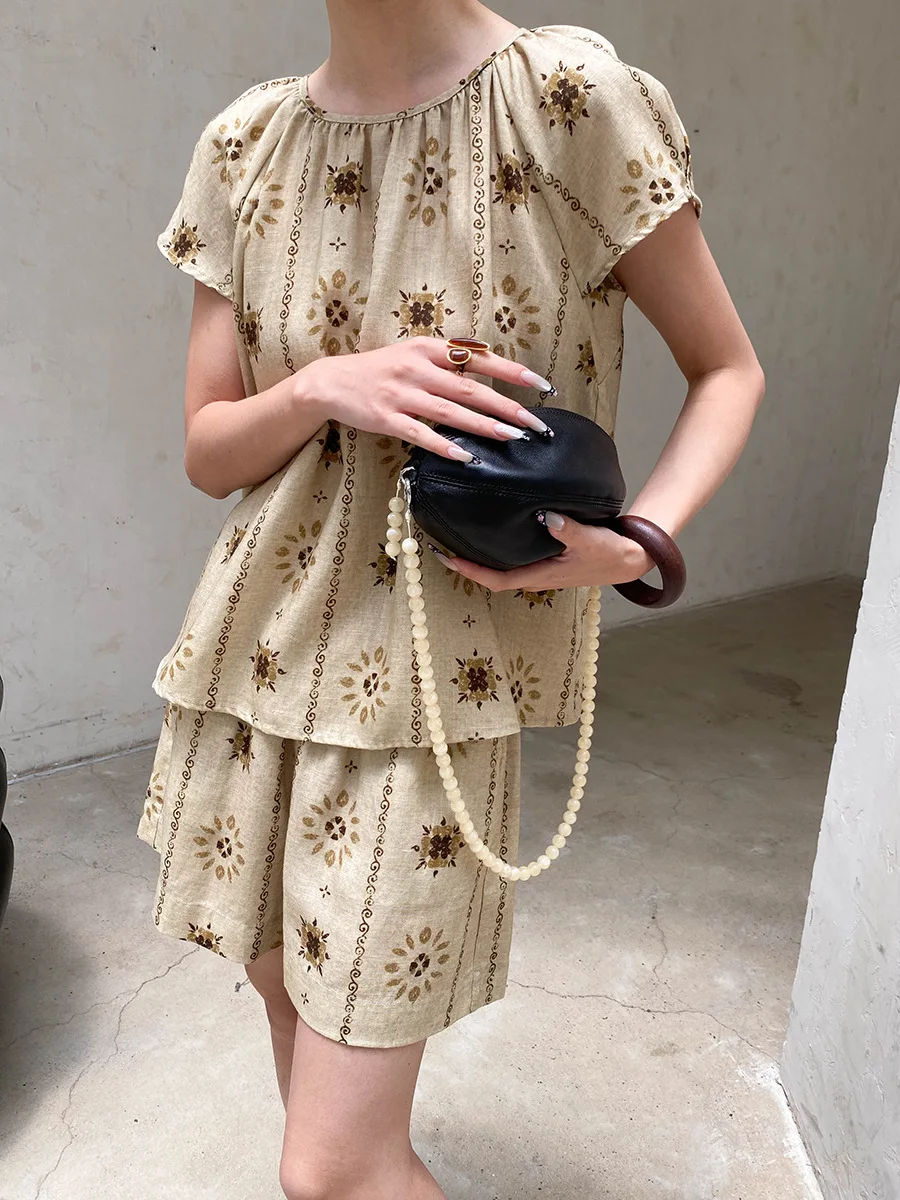 Sommerliches Damen-Set im Retro-Stil mit bedrucktem Rundhals-Kurzarmshirt und lässigen Shorts – Detail 15