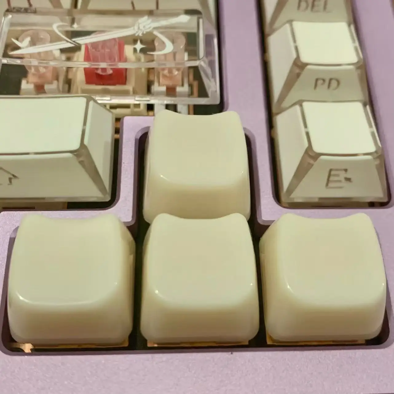 Conjunto de Teclas WASD 4 Teclas em Forma de Orelha de Gato Branco Leitoso Personalizado e Artesanal para Teclado Mecânico de Jogos Cherry MX