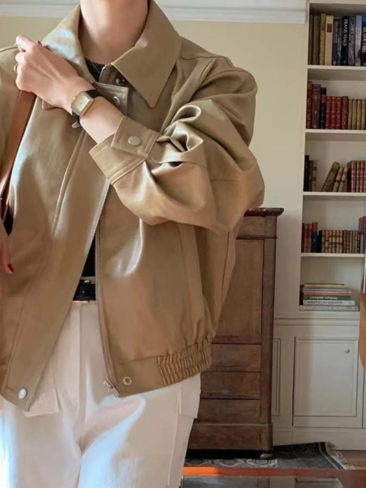 سترة نسائية من جلد البولي يوريثان على الطراز الكوري، سترة نسائية كلاسيكية على طراز هونج كونج بأكمام طويلة، سترة خارجية قصيرة