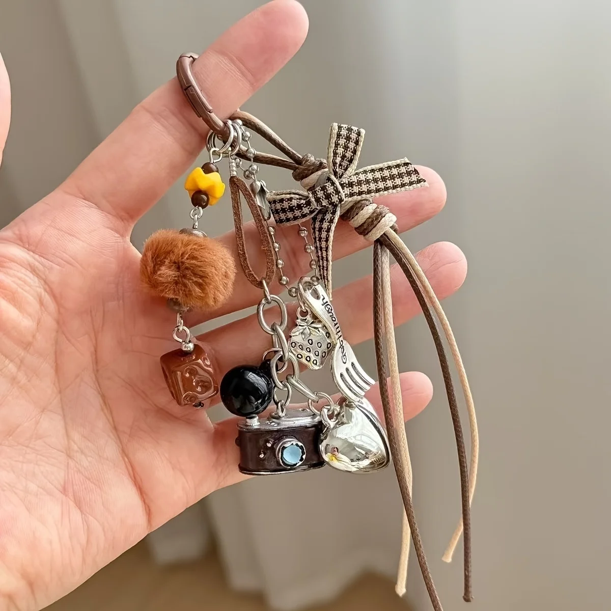 3/1 Piece Set of Vintage Camera-Style Pom-Pom Keychain Charms with Bowknot Bag Accessories, Ins-Style Phone Charms, Suitable as Gifts for Friends, Family, and Classmates, Halloween and Christmas Gifts