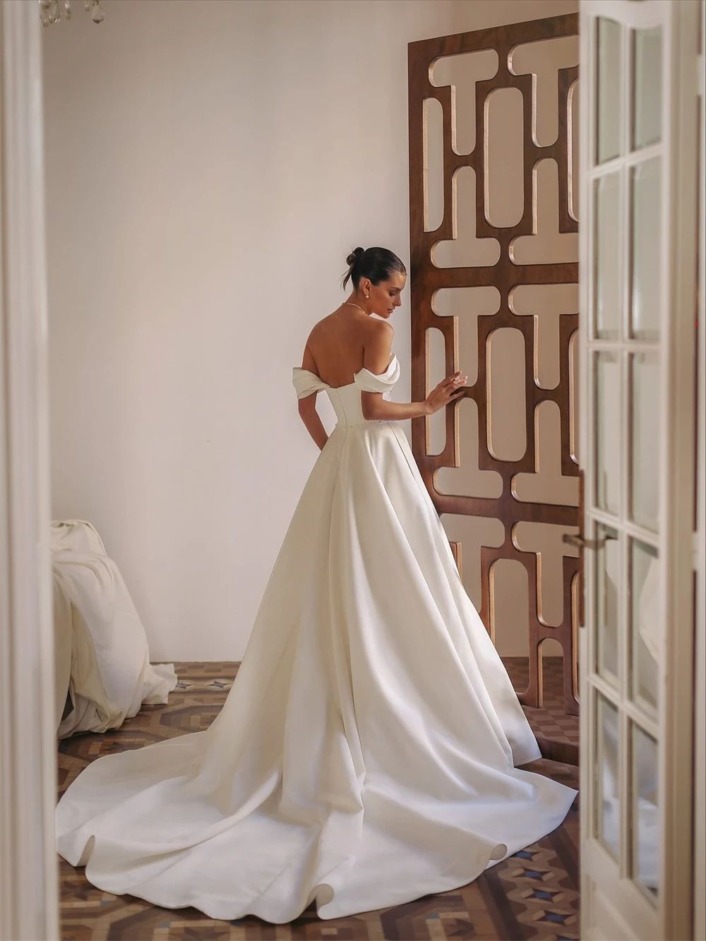 فستان زفاف من الساتان الأبيض الناعم حسب الطلب رسمي بدون حمالات قبالة الكتف زي العرائس ناعم على شكل حرف a ذيل محكمة رداء de mariée