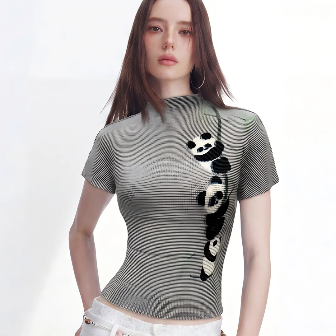 Women's slim-fit, flattering panda print, Miyake pleated, versatile short-sleeved T-shirt for commuting and all body types.