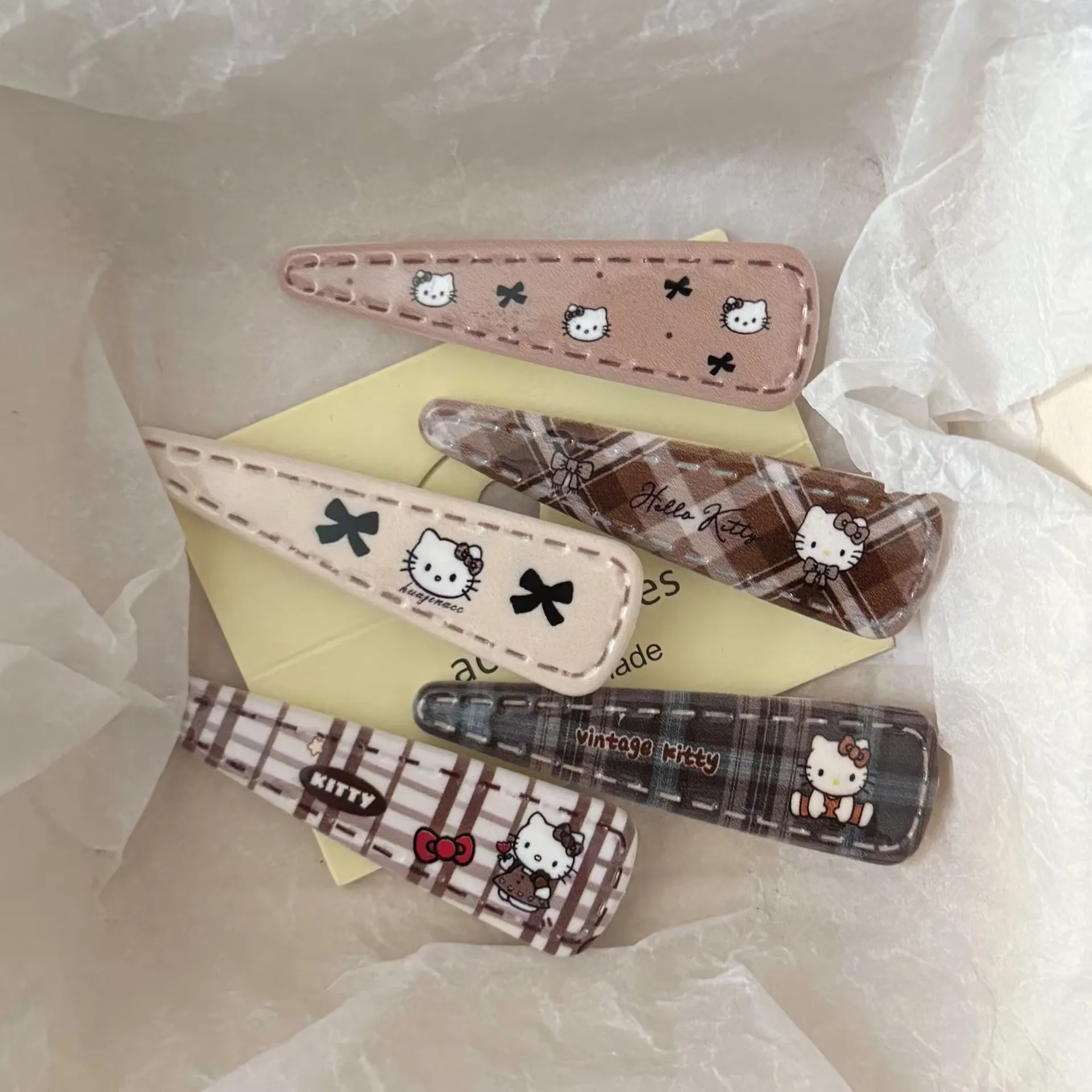 

Hello Kitty Coffee Cat Triangle Hairpin Japanese Sweet Versatile Girl Side Duckbill Clip Bangs Hairpin Hair Accessories