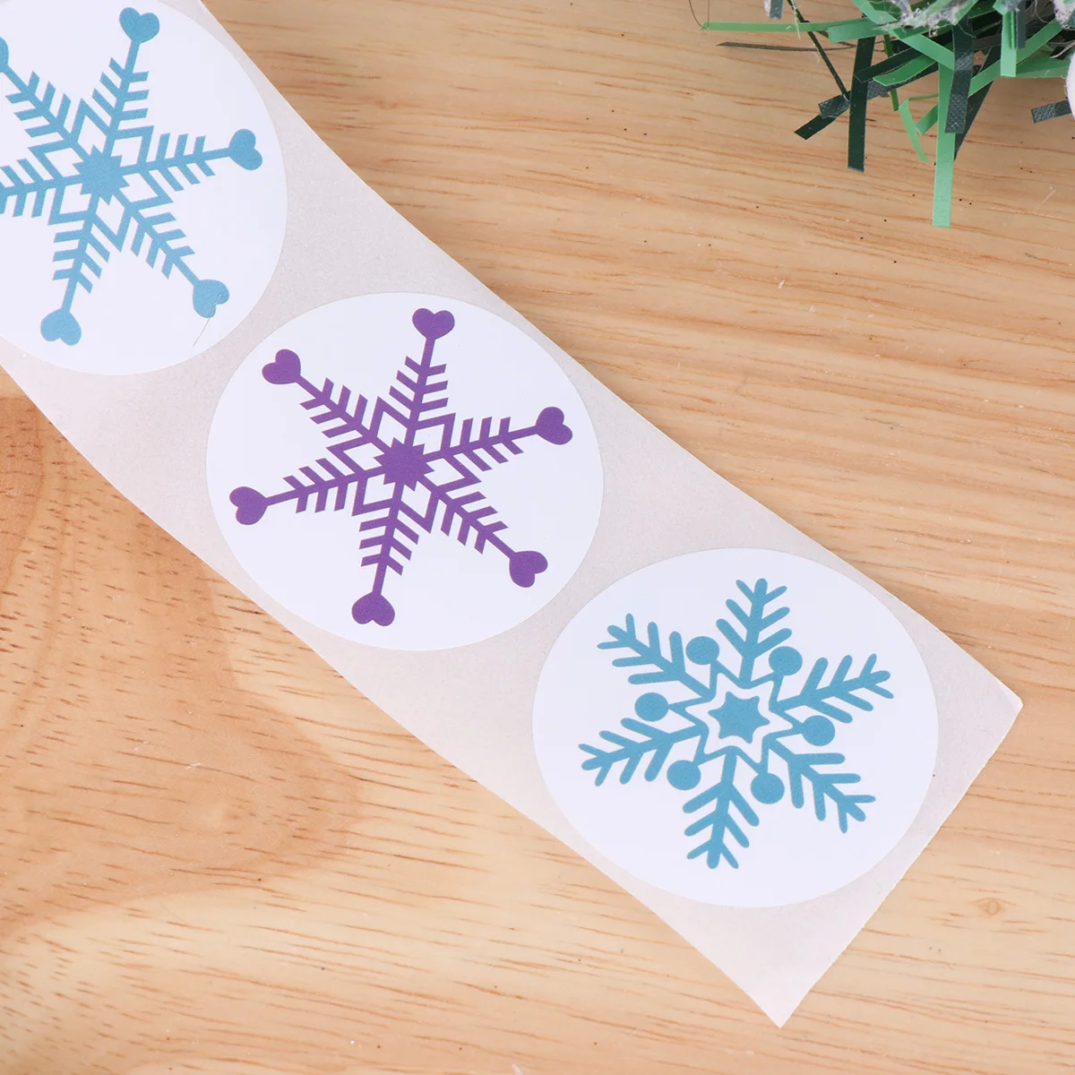 

Christmas Snowflake Stickers Sealing Sticker Decorative Paper Decal for Candy Bags Gift Wrapping Scrapbook Festival Party