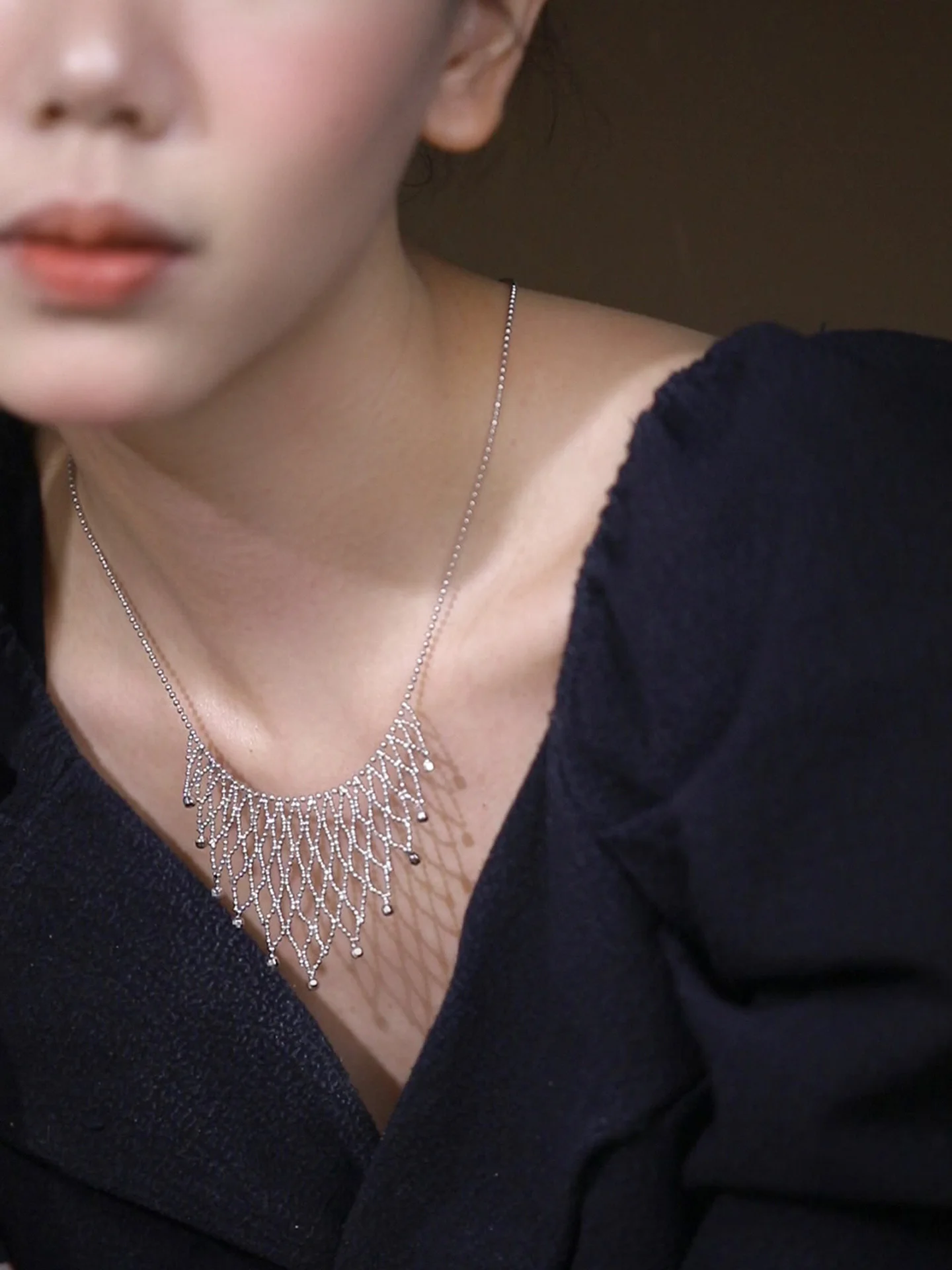 collana-semplice-in-pizzo-argentato-jojo-studio-galaxy-dinner-metal-sensation-catena-per-clavicola-traforata-accessorio-di-gioielleria-alla-moda