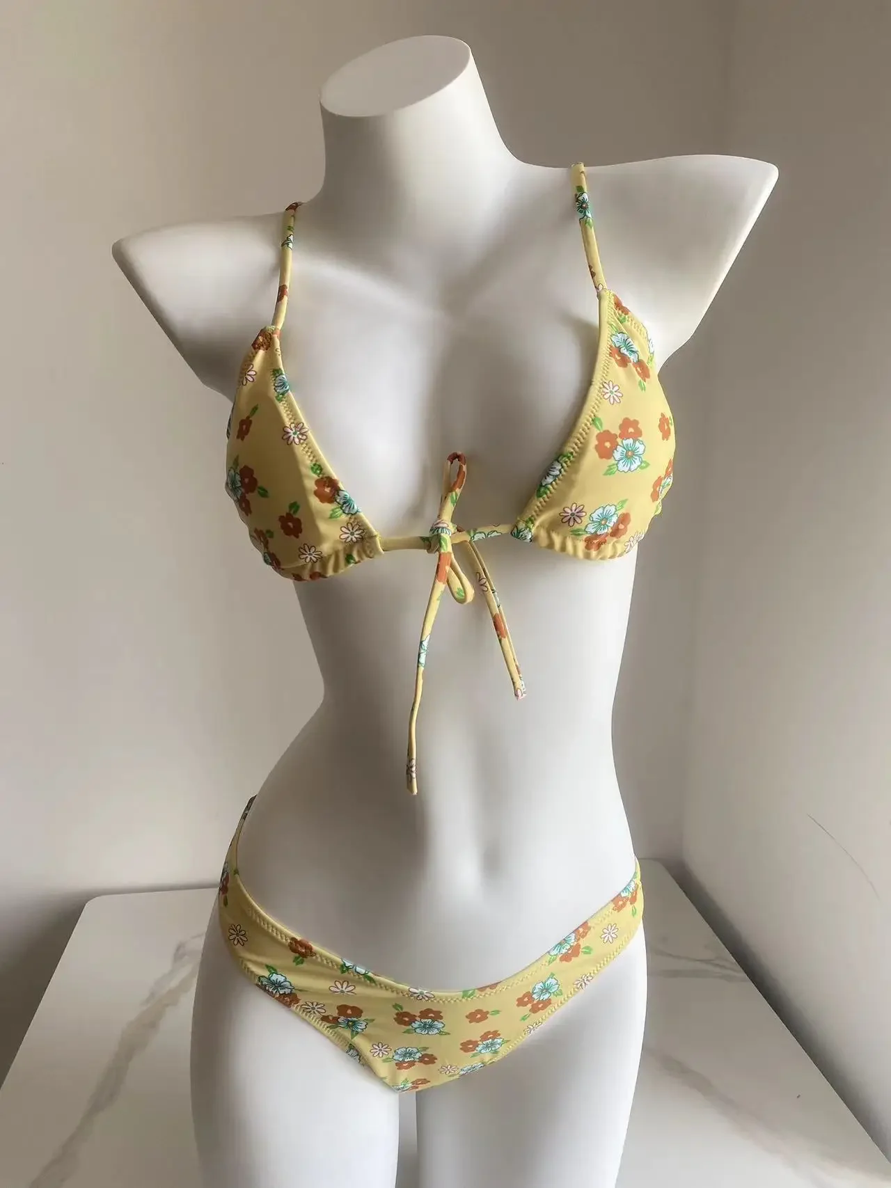 Fato de banho sexy amarelo estampado floral para mulheres micro biquíni, roupa de banho fofa, biquíni, 2024