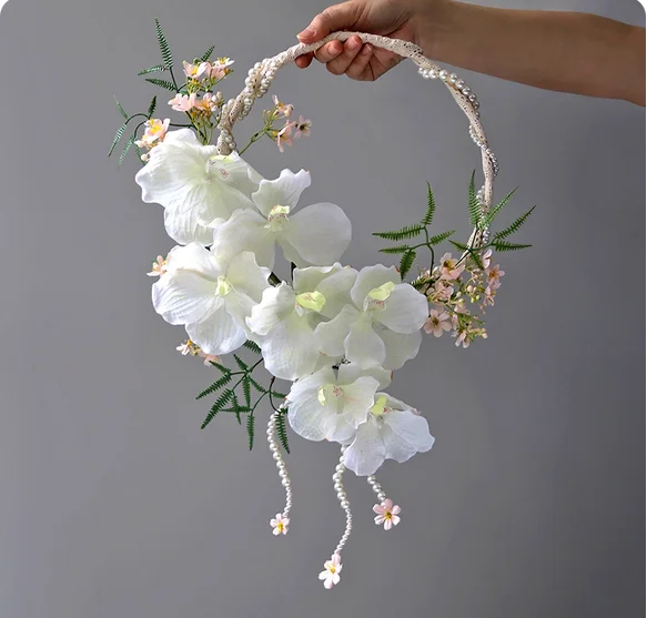 Hand-held garland holding flowers feels like Bandai Lan Pearl wedding license wedding photography home simulation floral art.