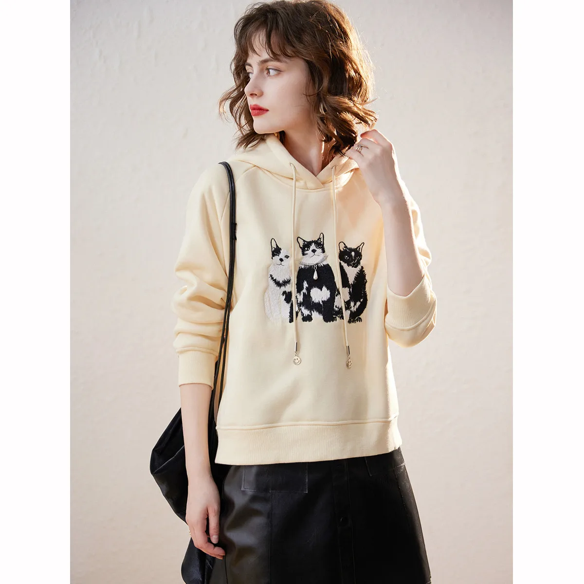 LOUIS YAO Felpe con cappuccio da donna larghe a maniche lunghe in peluche 2025 Felpe invernali Cute Cat Ricamo con coulisse Pullover con cappuccio Top