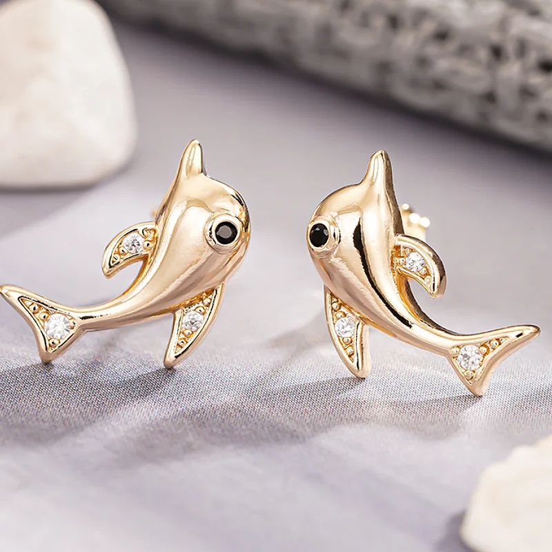 Huitan Orecchini a bottone con delfino animale stile fresco carino color oro con occhi CZ neri per le donne Accessori alla moda per la festa nuziale