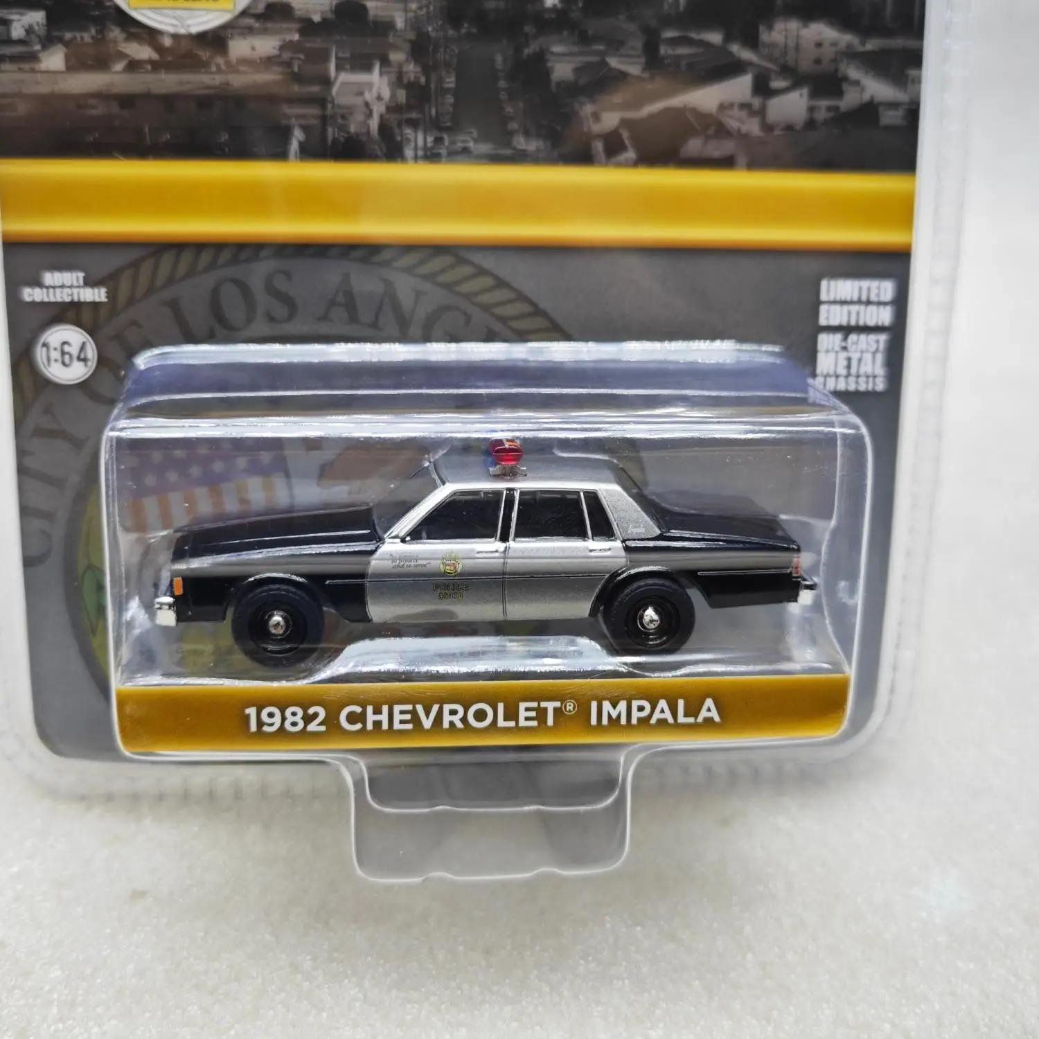 

1:64 1982 lmpala High Simulation Diecast Car Metal Alloy Model Car decoration display collection gifts