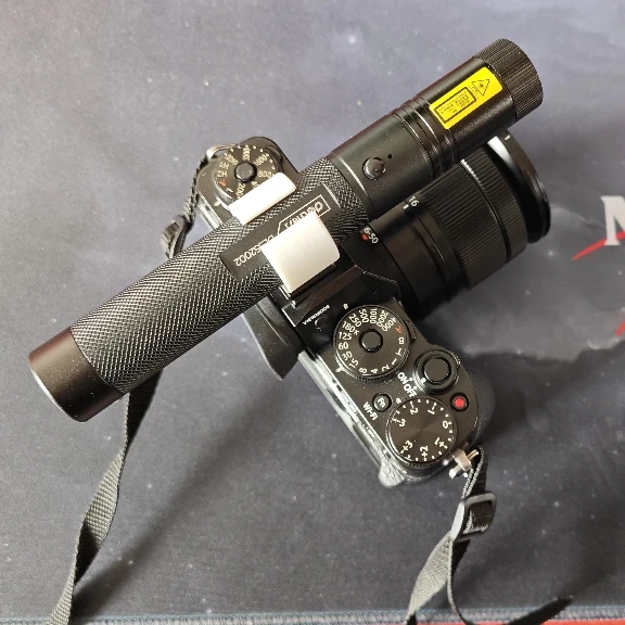 يشير واجهة الحذاء الساخن إلى مشبك قلم النجوم وكاميرا قلم الليزر وإطلاق النار على السماء المرصعة بالنجوم والتركيز #3