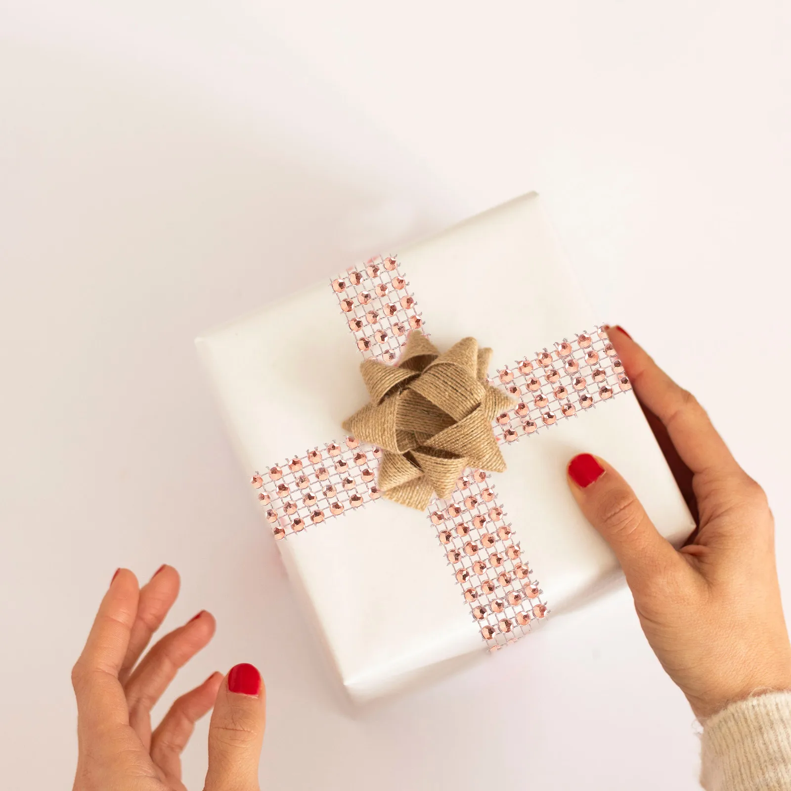 

1 рулон ленты со стразами, сверкающая ромбовидная отделка, самоклеящаяся, режущаяся, износостойкая, аксессуар для костюма, отделка одежды своими руками