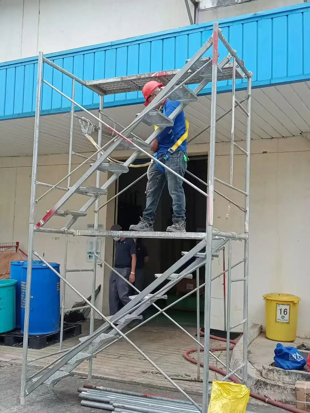 นั่งร้านเคลื่อนที่แบบล้อล็อคได้สำหรับงานก่อสร้างอาคาร  แบบเหล็กวงแหวนล็อค