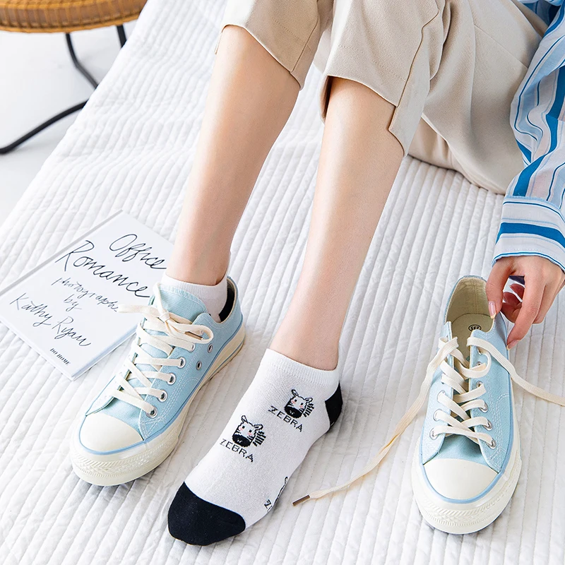 5 أزواج الوافدين الجدد النساء الجوارب القطنية الكرتون زيبرا الكاحل الجوارب الإناث مخطط رسالة Harajuku تنفس السببية الجوارب القصيرة