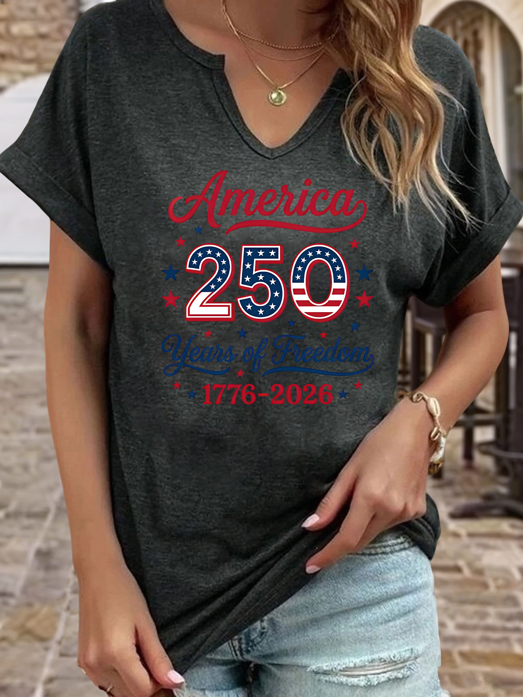 T-shirt d'été à manches courtes et col en v pour femmes, haut décontracté à imprimé patriotique « America 250 Years of Freedom 1776-2026 »