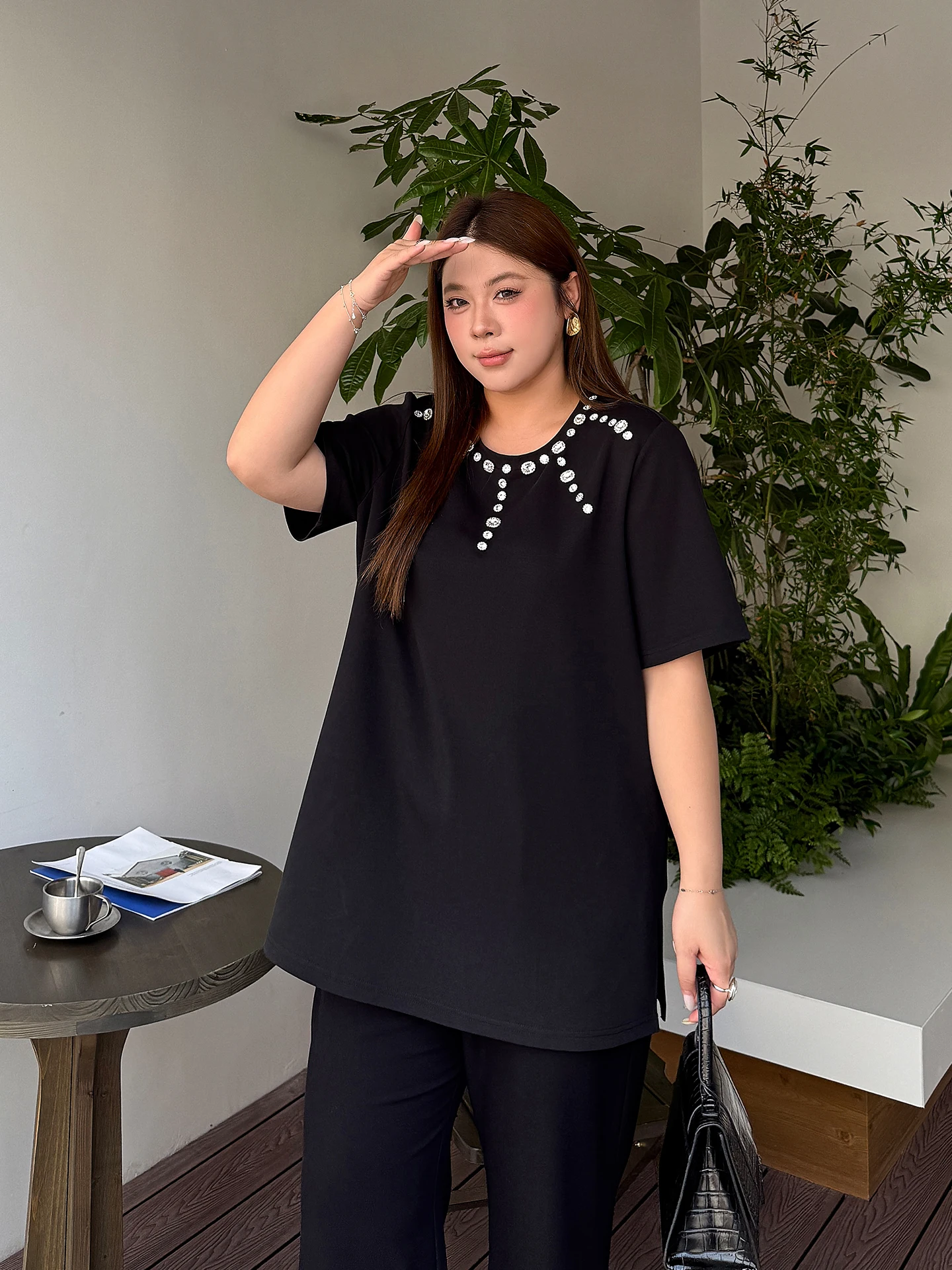 T-shirt Donna Elegante con Diamanti Cuciti a Mano, Taglia Grande, Anti-Età, Nuova Collezione Primavera, Vestibilità Ampia, Lunghezza Media, Top Leggero