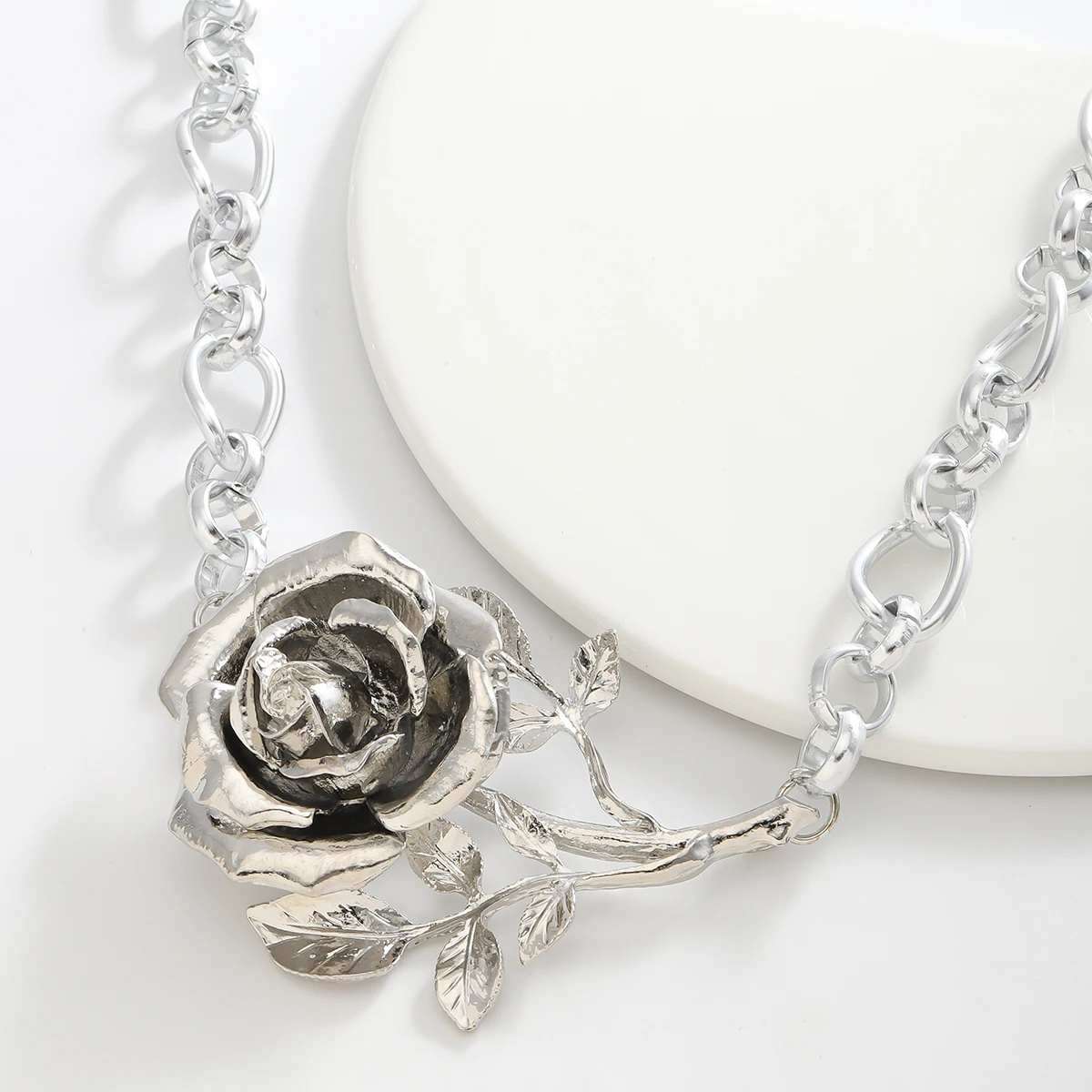 ZAA 2024 New Metal Rose Flower Shape Choker Necklace Vintage Necklace Jewelry for Women Fashion Trendy Neck Pendant Accessories