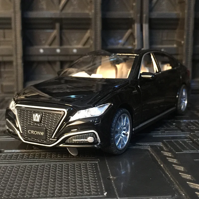 1:32 Das Toyota Crown Alloy-Automodell der 15. Generation, zurückziehbare akusto-optische Spielzeugtür und die Motorhaube kann geöffnet werden.