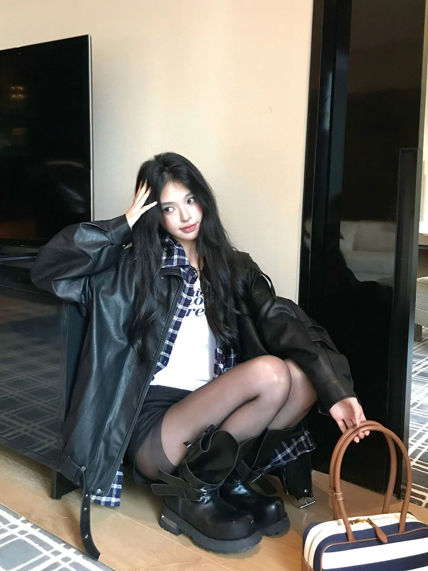 Jaqueta Feminina Moderna de Couro Preto Estilo Motociclista Vintage para Outono, Resistente ao Vento, Manga Longa, Gola Virada, Corte Regular