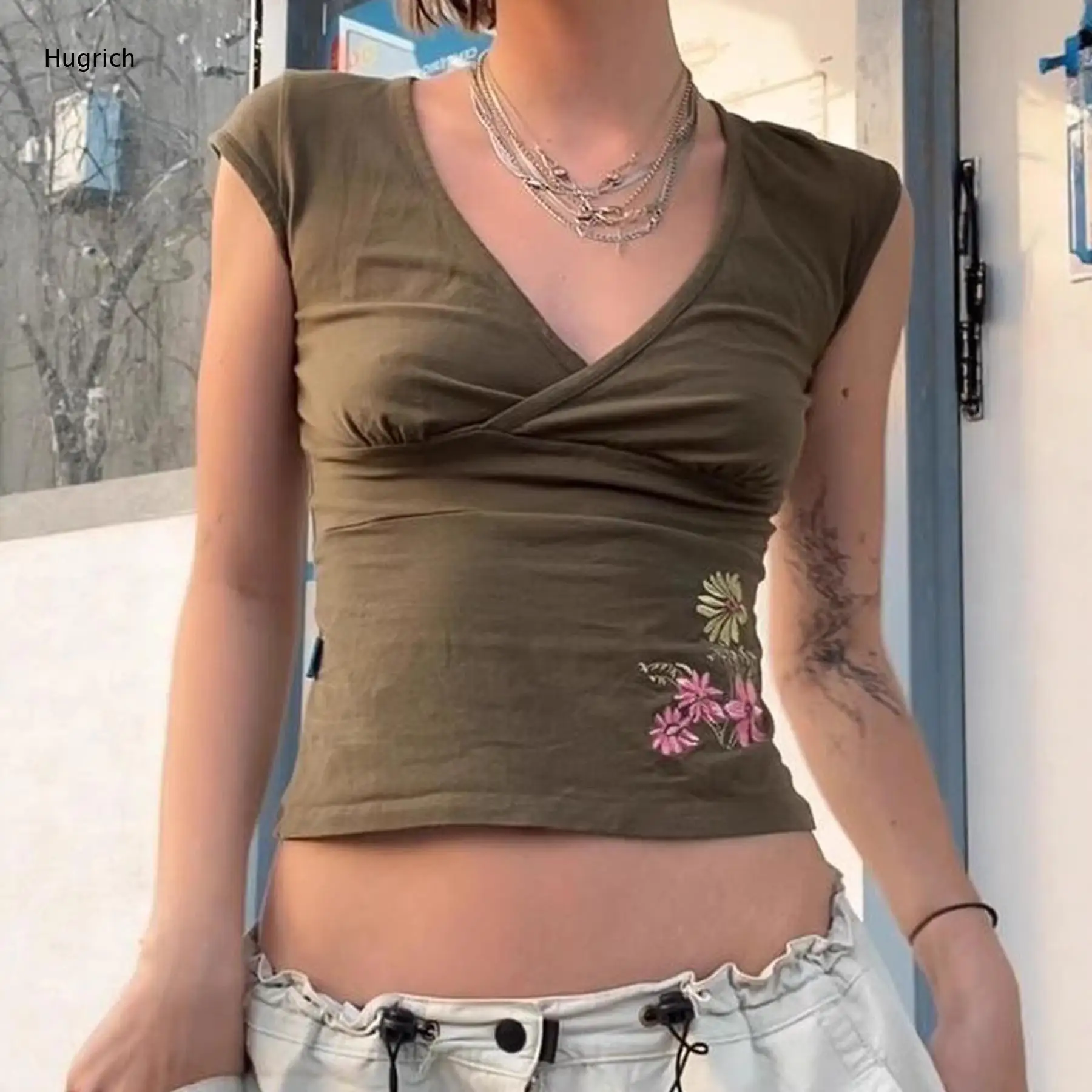 Damen Blumen-Besticktes V-Ausschnitt Gerafftes Kurzarm Slim Fit Crop Top für Sommer Casual Streetwear oder Party-Outfit