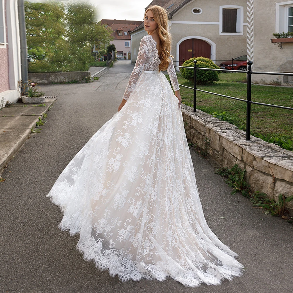 Long sleeved lace dress, ball dress, deep V-style sexy trailing wedding dress, lace decorative dress