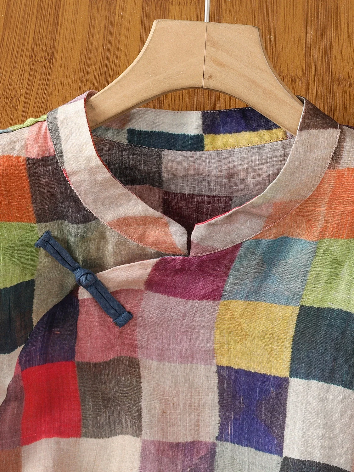 เสื้อเชิ้ตลายสก็อตสไตล์จีนใหม่สำหรับผู้หญิง ฤดูร้อน 2025 ทรงหลวม แฟชั่น ช่วยให้ดูผอม ทรงสเวตเชิ้ต วินเทจ เหมาะสำหรับใส่ไปทำงาน ผ้าบาง