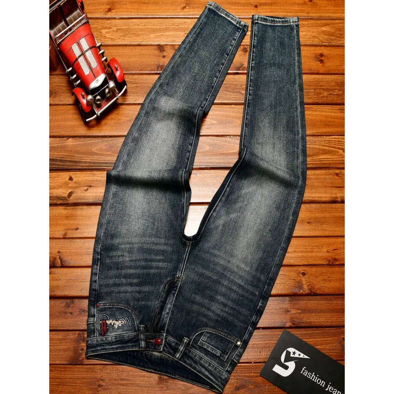 Pantalones vaqueros de otoño a la moda de alta gama para hombre, novedad de 2025, pantalones vaqueros elásticos ajustados, pantalones de lujo ligeros bordados de marca a la moda