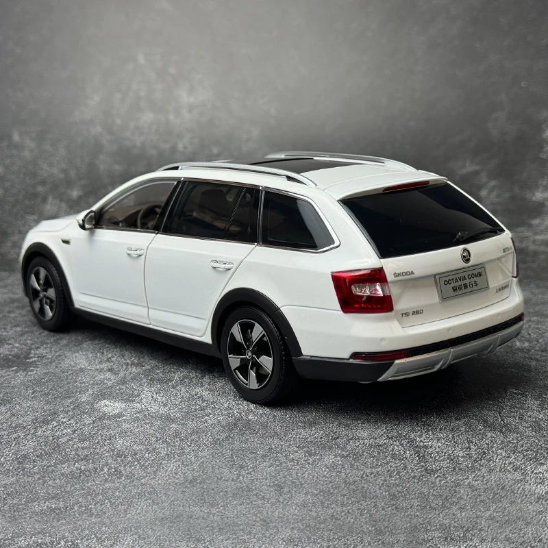 1:18 scale Volkswagen Skoda Sharp station wagon SKODA OCTAVIA Car model Metal material Holiday gift Collect Multi-color option