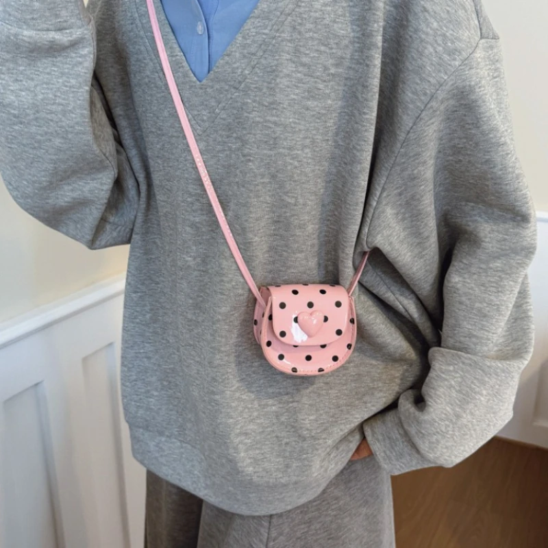 กระเป๋าสะพายลายจุดสำหรับเด็กผู้หญิง 2026 กระเป๋าสะพายไหล่สุดน่ารักสำหรับผู้หญิง กระเป๋าถือขนาดเล็กแบบสะพายข้าง ใส่หูฟังและลิปสติกได้ ทันสมัย