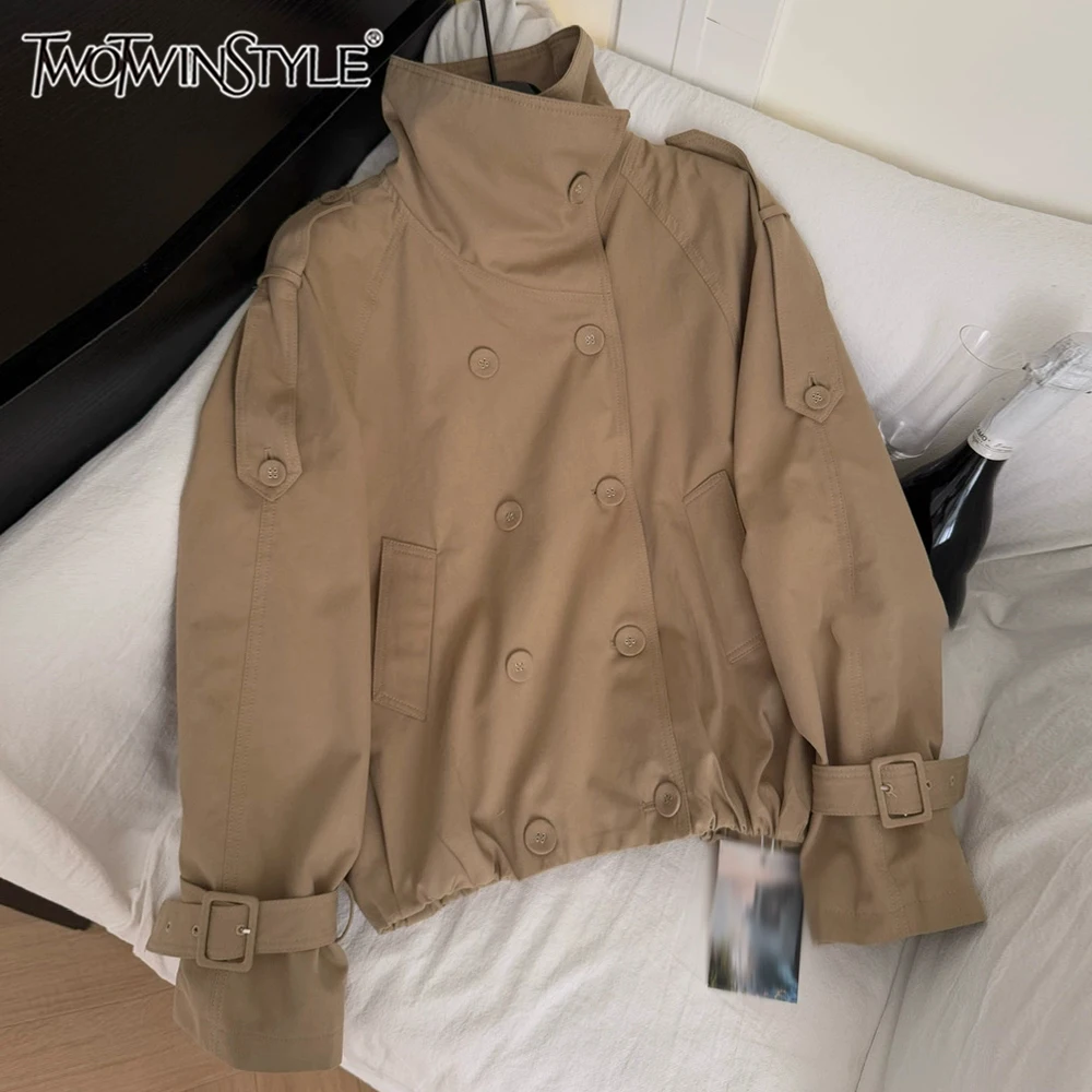 

TWOTWINSTYLE Дизайнерские однотонные куртки в британском стиле для женщин с воротником-стойкой и длинными рукавами, шикарное женское пальто на пуговицах KJA550006