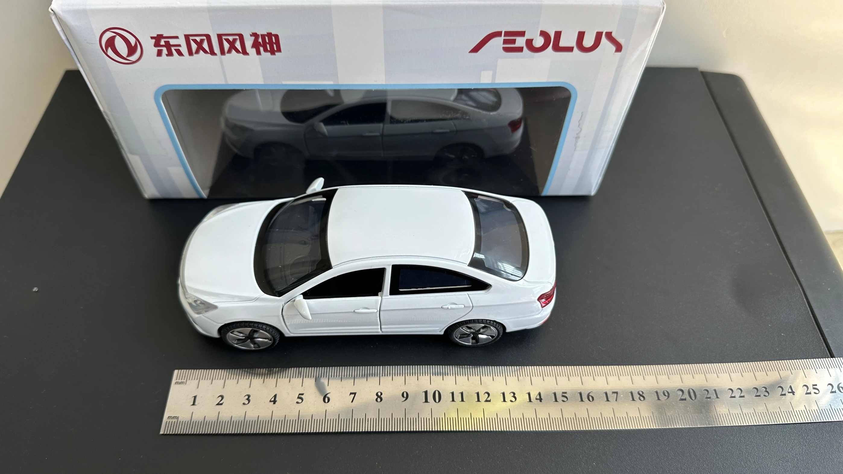 Dongfeng Fengshen E70 1:32 legering simulatiemodel automodel, terugtrekbare 2-deurs, collectie ornament